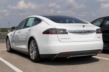 Indianapolis - Yaklaşık Ağustos 2021: Tesla 'nın eski model S EV elektrikli aracı sergileniyor. Tesla ürünleri arasında elektrikli arabalar, batarya enerji deposu ve güneş panelleri yer alıyor.