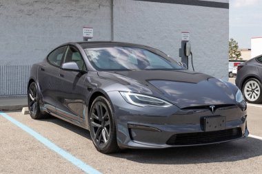 Indianapolis - Tesla Model S EV elektrikli araç sergilenmektedir. Tesla ürünleri arasında elektrikli arabalar, batarya enerji deposu ve güneş panelleri yer alıyor.