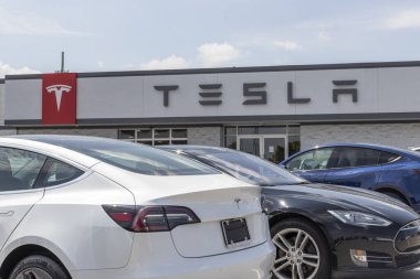 Indianapolis - Ağustos 2021: Tesla EV elektrikli araçlar sergileniyor. Tesla ürünleri arasında elektrikli arabalar, batarya enerji deposu ve güneş panelleri yer alıyor.