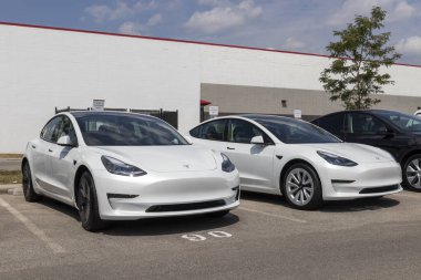 Indianapolis - Tesla Model 3 EV elektrikli araçlar sergilenmektedir. Tesla ürünleri arasında elektrikli arabalar, batarya enerji deposu ve güneş panelleri yer alıyor.