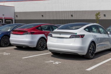 Indianapolis - Ağustos 2021: Tesla EV elektrikli araçları krupiye hazırlıklarını bekliyor. Tesla ürünleri arasında elektrikli arabalar, batarya enerji deposu ve güneş panelleri yer alıyor.