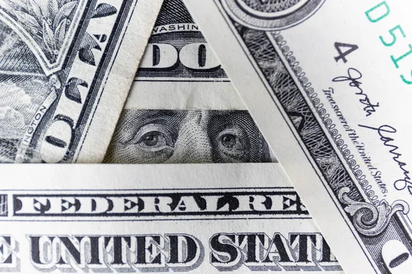 あなたが何か悪いことをしたので 他のドル札を見て100ドル札にベンジャミン フランクリンの目 — ストック写真