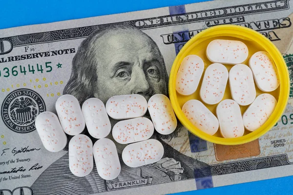 Hydrocodon Tabletten Einer Gelben Kappe Gegen Einen Hundert Dollar Schein — Stockfoto