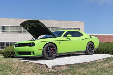 Kokomo - Yaklaşık Ağustos 2021: Stellantis Chrysler Transmission tesisinde Dodge Challenger sergisi. FCA 'nın Stellantis yan kuruluşları Chrysler, Dodge, Jeep ve Ram' dır..