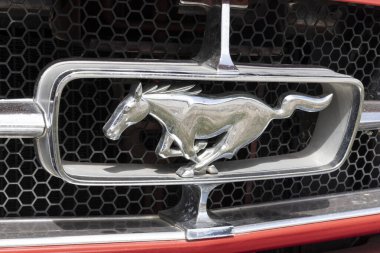 Indianapolis - Ağustos 2021: Ford Mustang miras logosu. Ford yeni Mustang 'leri GT, Mach 1 veya Shelby GT500 modelinde sunar..
