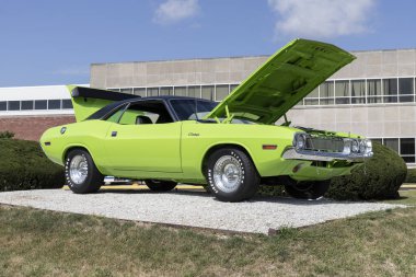 Kokomo - Yaklaşık Ağustos 2021: Stellantis Chrysler Transmission tesisinde Dodge Challenger sergisi. Bu 1970 model Challenger 'da efsanevi 440 CID motoru var..