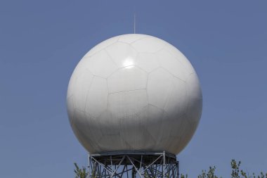 Indianapolis - Eylül 2021: Ulusal Hava Servisi Doppler Radar. Doppler radarı atmosfere elektromanyetik enerji göndererek yağışı bulur, hareketini ve yoğunluğunu belirler ve yağış tipini belirler..