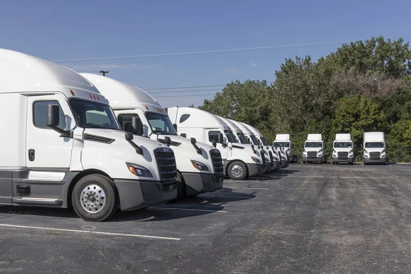 Indianapolis Circa September 2021 Freightliner Semi Tractor Trailer Trucks Aangesloten — Stockfoto