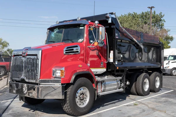 Indianapolis Sekitar September 2021 Western Star Heavy Duty 4700Sb Dump — Stok Foto