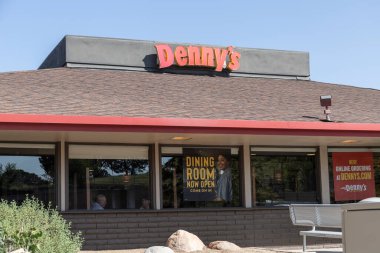 Prescott - 20 Eylül 2021: Denny 'nin hızlı gündelik restoran ve lokantası. Dennys nesillerdir gece yemeklerinin gözdesidir..