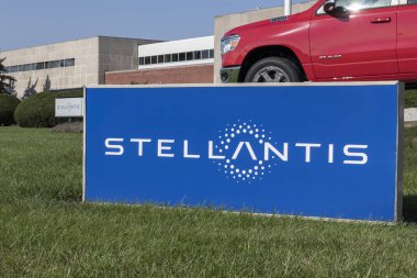 Kokomo - Eylül 2021: Şanzıman fabrikasında Stellantis logosu. FCA 'nın Stellantis yan kuruluşları Chrysler, Dodge, Jeep ve Ram' dır..