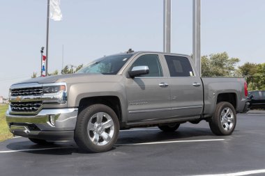Kokomo - Eylül 2021: Kullanılmış Chevy Silverado sergileniyor. Mevcut tedarik sorunlarıyla, Chevrolet yedek parça beklerken sertifikalı kontörlü araç satışlarına güveniyor.