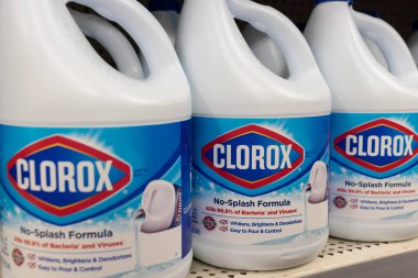 Cincinnati - Eylül 2021: Clorox çamaşır suyu şişeleri. Clorox, COVID-19 virüsünün Delta versiyonunu etkili bir şekilde kontrol eden çamaşır suyu ürünleri üretiyor..