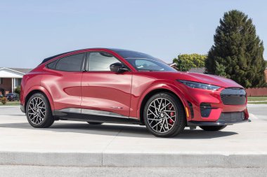 Kokomo - Eylül 2021: Ford Mustang Mach-E SUV ekran. Mustang Mach-E Ford 'un ilk elektrik geçişi ve 480 km' lik bir menzile sahip..