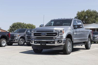 Kokomo - Eylül 2021: Ford F-350 bir galeride sergileniyor. Ford F350 XL, XLT, Lariat, King Ranch ve Platinum modellerinde mevcuttur..