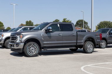 Kokomo - Eylül 2021: Ford F-350 bir galeride sergileniyor. Ford F350 XL, XLT, Lariat, King Ranch ve Platinum modellerinde mevcuttur..