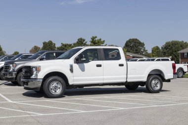 Kokomo - Eylül 2021: Ford F-350 bir galeride sergileniyor. Ford F350 XL, XLT, Lariat, King Ranch ve Platinum modellerinde mevcuttur..