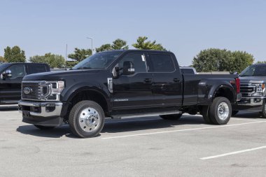 Kokomo - Eylül 2021: Ford F-450 bir galeride sergileniyor. Ford F450 XLT Değer, XLT Premium ve FX4 Off-Road Paketleri mevcuttur.
