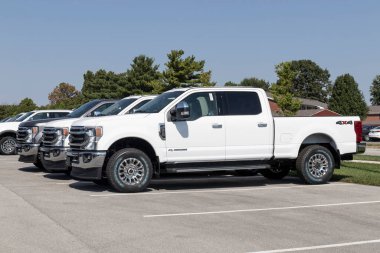 Kokomo - Eylül 2021: Ford F-250 bir galeride sergileniyor. Ford F250 XL, XLT, Lariat, King Ranch ve Platinum modellerinde mevcuttur..