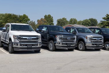 Kokomo - Eylül 2021: Ford F-250 ve F350 bir galeride sergilenmektedir. Ford F250 ve F350 XL, XLT, Lariat, King Ranch ve Platinum modellerinde mevcuttur..