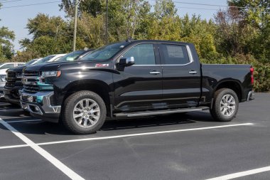 Kokomo - Eylül 2021: Chevrolet Silverado 1500 sergisi. Chevy, GM 'nin bir bölümüdür ve WT, Gustom, Custom, Gustom Trail Boss, LT, RST, LT Trail Boss, LTZ ve High Country modellerinde Silverado 1500 vermektedir..