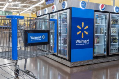 Cincinnati - Eylül 2021 Walmart Perakende satış yeri. Walmart Gazileri Eve Hoşgeldin Taahhüdü 'nü tanıttı ve 265 bin gaziyi işe almayı planlıyor..