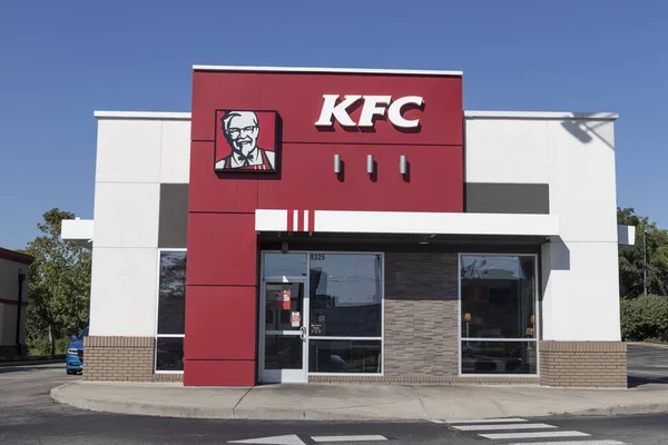 Cincinnati - Eylül 2021: KFC Tavuk Restoranı. Kentucky Fried Chicken Uber ve Door Dash dağıtım ve servis hizmeti sunuyor..