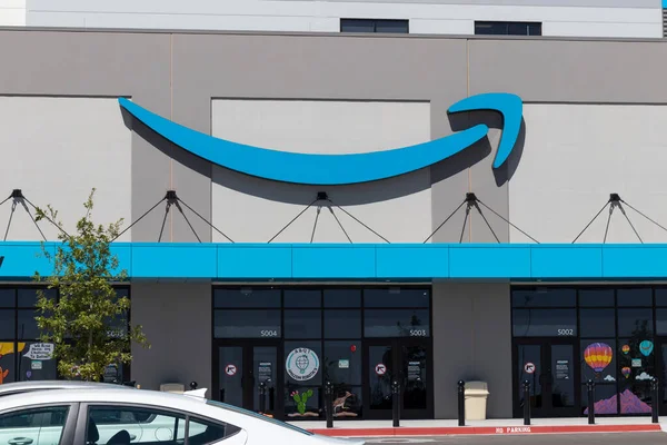 アルバカーキ Circa 2021年9月 Amazon Com Abq1フルフィルメントセンター Amazonは米国最大のインターネットベースの小売業者であり プライムデーを祝う — ストック写真