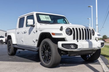 Kokomo - Eylül 2021: Jeep Gladyatör bir Jeep Ram satıcısında sergileniyor. FCA 'nın Stellantis yan kuruluşları Chrysler, Dodge, Jeep ve Ram' dır..