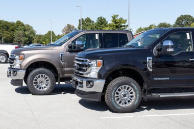 Kokomo - Eylül 2021: Ford F-350 bir galeride sergileniyor. Ford F350 XL, XLT, Lariat, King Ranch ve Platinum modellerinde mevcuttur..