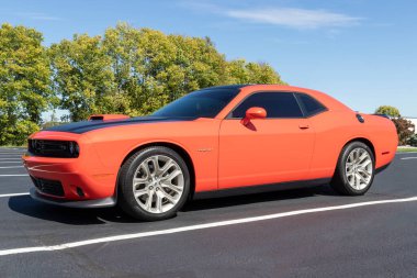 Kokomo - Eylül 2021: Dodge Challenger sergisi. Dodge Challenger, Stellantis 'in bir ürünüdür ve SXT, GT, R / T, R / T Scat Pack ve SRT Hellcat modelleri ile satılmaktadır..