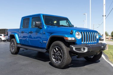 Kokomo - Eylül 2021: Jeep Gladyatör bir Jeep Ram satıcısında sergileniyor. FCA 'nın Stellantis yan kuruluşları Chrysler, Dodge, Jeep ve Ram' dır..