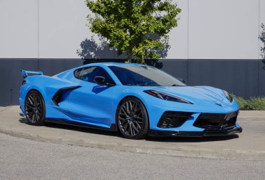 Indianapolis - 12 Ekim 2025 Chevrolet Corvette Stingray 3LT bir galeride. Chevy, Corvette 'e 6.2 L Doğrudan Enjeksiyon V8 motor sunar. MY:2021