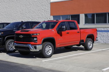 Indianapolis - 12 Ekim 2025 Chevrolet Silverado 2500 Ekip Taksi WT 4WD sergisi. Chevy, 6.6L benzinli V8 motorlu Silverado 2500 'ü sunar. MY:2026