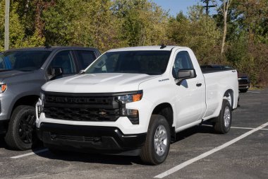 Kokomo - 12 Ekim 2025 Chevrolet Silverado 1500 Reg WT 4WD pikap. Chevy, 5.3L Ecotec3 V8 motorlu Silverado 1500 'ü sunar. MY:2026