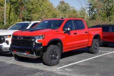 Kokomo - 12 Ekim 2025 Chevrolet Silverado 1500 mürettebat ZR2 4WD pikap görüntüsü. Chevy, 6.2L Ecotec3 V8 motorlu Silverado 1500 'ü sunar. MY:2026