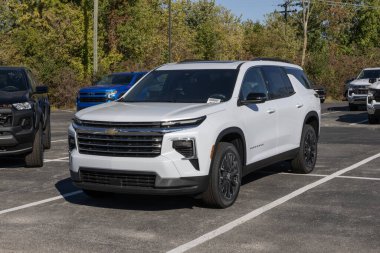 Kokomo - 12 Ekim 2025: Chevrolet Traverse LT FWD 3-Row SUV ekran. Chevy, Traverse 'e 2.5L Turboşarjlı 4 silindirli motor sunar. MY:2026