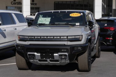 Kokomo - 12 Ekim 2025: GMC Hummer EV 2X elektrikli SUV ekran. GMC, Hummer EV 'ye 298 mil uzunluğunda bir atış alanı sunuyor. MY:2026