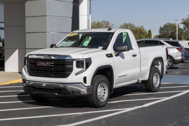 Kokomo - 12 Ekim 2025: GMC Sierra 1500 Pro kamyonet galerisinde sergilendi. GMC 2.7L Turbomax motorlu Sierra 1500 teklif ediyor. MY:2025