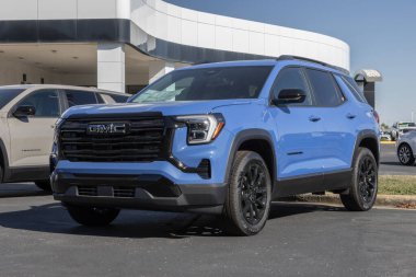 Kokomo - 12 Ekim 2025: GMC Terrain Elevation FWD bir galeride küçük bir SUV sergisi. GMC 1.5L Turboşarjlı motorla Arazi 'yi sunuyor. MY:2026