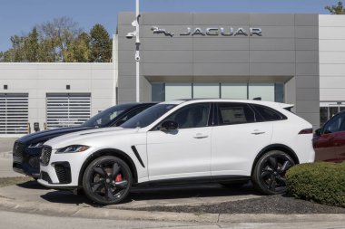 Indianapolis - 12 Ekim 2025: Jaguar F-Pace SVR 575 versiyon SUV sergisi. Jaguar F-Pace 'e 5.0L süper şarjlı V8 motor sunuyor. MY:2026