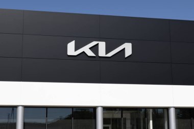 Indianapolis - 12 Ekim 2025 Kia Car, SUV ve EV bayiliği. Kia EV6, EV9, Sportage, Telluride, Sorento ve Niro EV 'yi sunar..