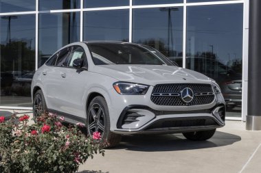 Indianapolis - 12 Ekim 2025 Mercedes-Benz GLE 450 4MATIC Coupe sergisi. Mercedes 3.0L Turboşarjlı hafif hibrid motorlu GLE450 sunuyor. MY:2026