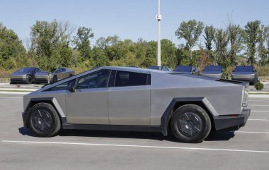 Indianapolis - 12 Ekim 2025 Tesla Cybertruck bir galeride satılmamış mallar. Tesla, Cybertruck 'a 334 mil uzunluğunda bir atış alanı sunuyor. MY:2025