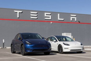 Indianapolis - 12 Ekim 2025 Tesla EV elektrikli taşıt servis merkezi. Tesla modelleri arasında Cybertruck, Model 3, Model Y, Model X ve Model S bulunmaktadır.