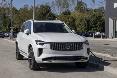 Indianapolis - 12 Ekim 2025: Volvo XC90 T8 AWD Plus büyük SUV ekran. Volvo, PHEV elektrikli motorlu 2.0L Turbo motoru ile XC90 'ı sunuyor. MY:2025