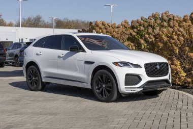 Indianapolis - 5 Kasım 2025 Jaguar F-Pace P250 R Dynamic S lüks SUV sergisi. Jaguar F-Pace P250 'ye 2.0L Turbo 4 silindirli motor sunuyor. MY:2026
