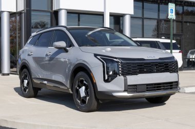 Indianapolis - 5 Kasım 2025: Kia Sportage Hybrid EX AWD SUV ekran. Kia Sportage 'a 1.6L Turboşarjlı Hibrit motorlu bir tren sunuyor. MY:2026