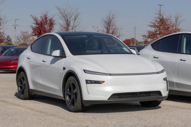 Indianapolis - 5 Kasım 2025: Tesla Model Y bir galeride sergileniyor. Tesla, Model Y 'ye 327 mil uzunluğunda bir atış alanı sunuyor. MY:2026