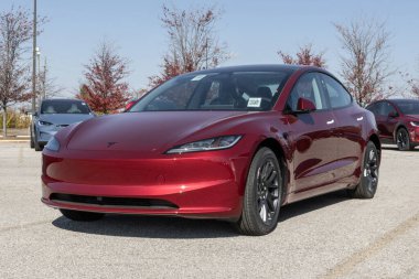 Indianapolis - 5 Kasım 2025: Tesla Model 3 bir galeride sergilenmektedir. Tesla 363 mil uzunluğundaki atış menziline sahip Model 3 'ü sunuyor. MY:2026